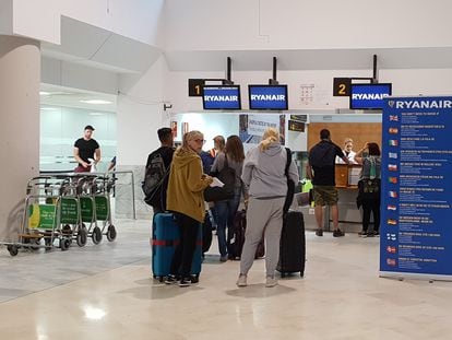 Passengers this week at the Ryanair counter in Madrid-Barajas airport.