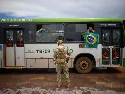 A protestor waves the Brazilian flag from a bus transporting Bolsonaro supporters to the Federal Police Academy in Brasília; January 9, 2023.
