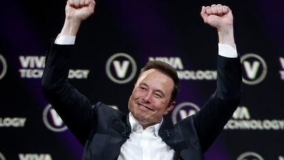 Elon Musk, CEO of Tesla and SpaceX, and owner of X (formerly Twitter), makes a winning gesture at a conference in Paris last June.