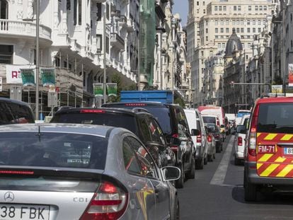 A traffic jam on Gran Vía on Monday.