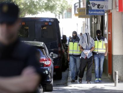 Spanish police carry out a raid against suspected Islamists in Madrid.