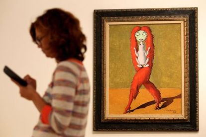A gallery-goer wanders past Objet qui rêve II (1938) by Victor Brauner at the Thyssen show.