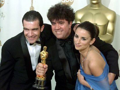 Antonio Banderas (l), Pedro Almod&oacute;var and Pen&eacute;lope Cruz together at the Oscars in 2000.  