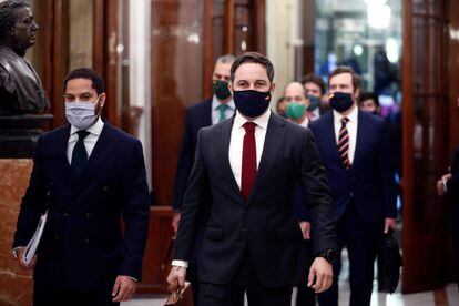 Vox leader Santiago Abascal (c) arrives in Congress today.