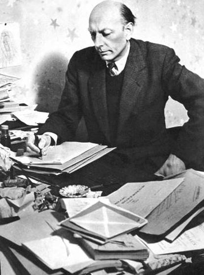 Henri Michaux, at his chaotic desk. 