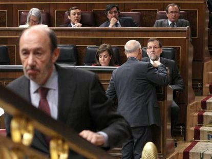 Prime Minister Mariano Rajoy in Congress on Wednesday as Socialist leader Alfredo P&eacute;rez Rubalacaba turns away.