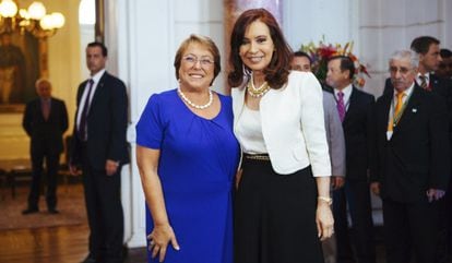 President-elect Michelle Bachelet (l) seen on Monday with Argentina's Cristina Fernández de Kirchner in Santiago.