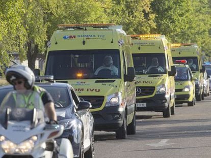 The convoy transporting the two patients leaves the Madrid airbase.