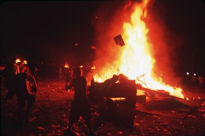 Woodstock ’99 attendees set fires to protest the music festival’s poor organization.