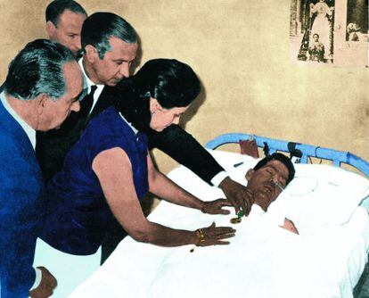 Vicente Calder&oacute;n (left) and Pepita M&aacute;rquez at the bedside of Jos&eacute; Miguel M&aacute;rtinez