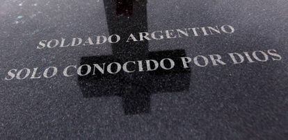 Grave of an unknown soldier at the Argentine Military Cemetery.