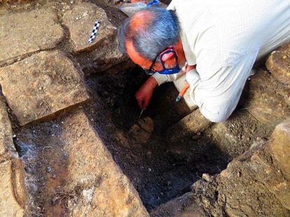 Un arqueólogo del INAH trabaja en el hallazgo de Palenque.