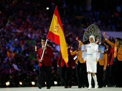 Figure skater Javier Fern&aacute;ndez carries Spain&#039;s flag in the Olympic opening ceremony in Sochi.