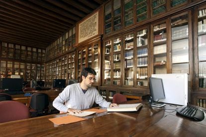 A student consults documents from the General Military Archive in Ávila.