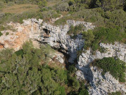 Researchers examine the Biniadrís cave in Menorca. 