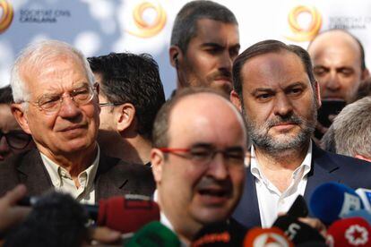 From left to right: Josep Borrell, Spain’s caretaker foreign affairs minister; Miquel Iceta, the general secretary of the Catalan Socialist Party, and José Luis Ábalos, caretaker development minister, before the march in Barcelona.