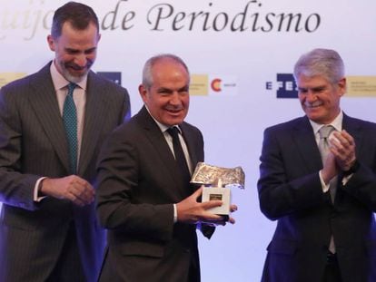 EL PAÍS editor-in-chief Antonio Caño (c) after being awarded the prize by King Felipe (l).