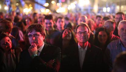 Regional premier Carles Puigdemont (l) with his predecessor Artur Mas at the rally on Friday night.
