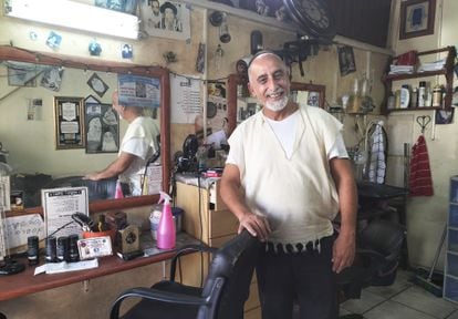 Sasson Mizrahi, in his hair salon in Tel Aviv's Hatikva neighborhood. / A.P.