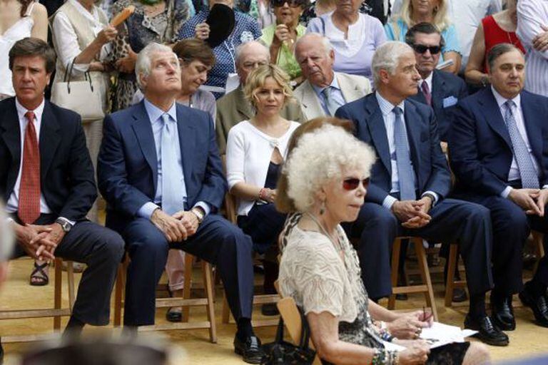 Cayetana de Alba in May 2011, with five of her children sitting behind her.