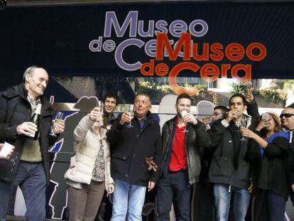 Museo de Cera staff celebrate their lottery win.