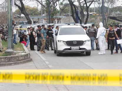 Police investigate the vehicle that prosecutor César Suárez was traveling in when he was murdered, on Wednesday in the north of Guayaquil (Ecuador).