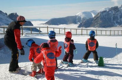 Children on the slopes at Panticosa.
