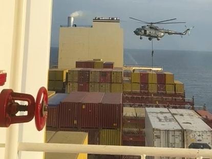 Video capture showing the boarding of the ship from a helicopter, this Saturday in the Strait of Hormuz.