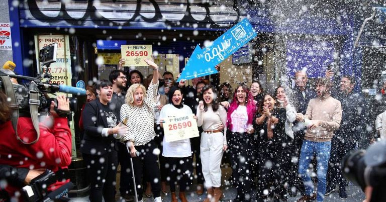 Winners Across Spain Celebrate Results Of El Gordo Christmas Lottery News El Pais In English