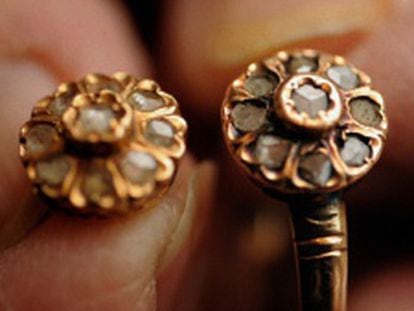 (l) An earring belonging to María Alonso recovered from a mass grave in Izagre in the province of León. (r) The ring that her sister Josefina fashioned out of the earring María left at home the day she was killed.