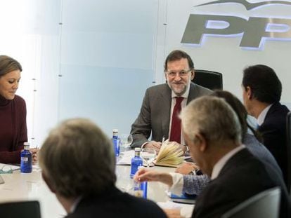 Prime Minister Mariano Rajoy meets with top aides on Monday at PP headquarters.