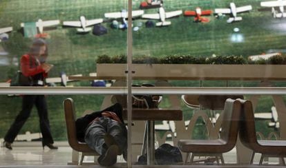 David, a homeless person posing as a traveler, at Madrid airport.