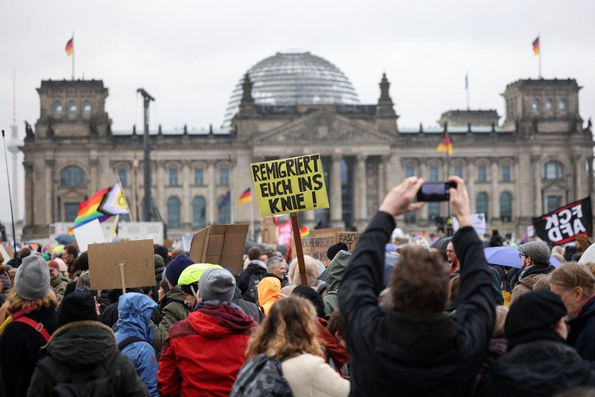 Tausende umzingeln den Deutschen Bundestag gegen Rechtsextreme: „Wir sind die Brandmauer“ |  International