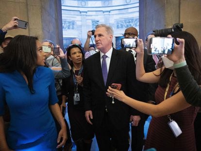 Kevin McCarthy surrounded by journalists upon his arrival at the Capitol on Wednesday.