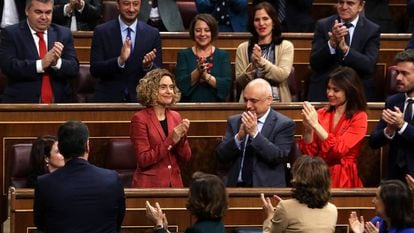 Re-elected speaker in Congress, Meritxell Batet (c), is applauded by colleagues on Tuesday. 