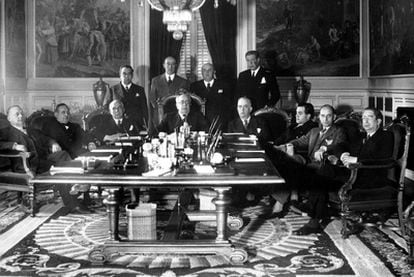 The Cabinet on May 12, 1936 - the last such meeting presided over by Manuel Azaña, who then became president of the Republic. Sitting, from left to right: José Giral, Carlos Masquelet, Augusto Barcia, Azaña, Antonio de Lara, Gabriel Franco, Santiago Casares and Marcelino Domingo. Standing, from left to right: Manuel Blasco, Enrique Ramos, Mariano Ruiz Funes and Plácido Álvarez.