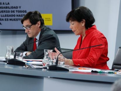 Health Minister Salvador Illa (l) and Education Minister Isabel Celaá at the government press conference on Thursday.