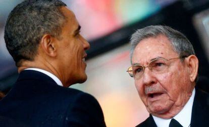 Barack Obama and Ra&uacute;l Castro at Nelson Mandela&rsquo;s funeral in December 2013.