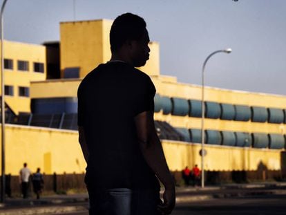 A migrant from Ghana near the Aluche holding center in Madrid.