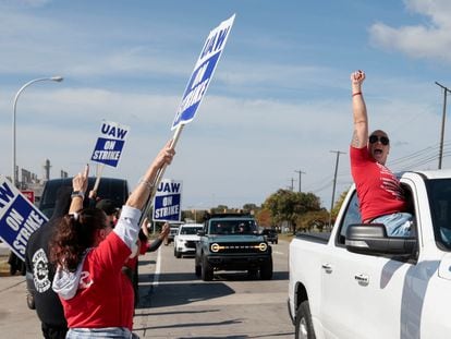 A caravan of striking United Auto Workers from the Jeep plant in Toledo, Ohio, drive past striking Ford UAW members in solidarity outside the Ford Michigan Assembly Plant in Wayne, Michigan, Sept. 19, 2023.