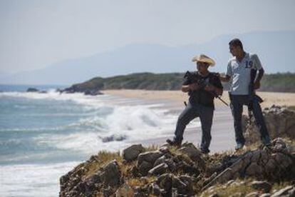 Two members of a self-defense force in Aquila at the Ixtapilla beach.