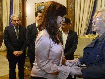 Argentinean President Cristina Fernández de Kirchner receives Madrid Mayor Manuela Carmena in Buenos Aires on Thursday.