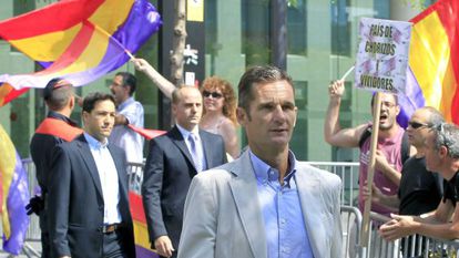 Royal son-in-law I&ntilde;aki Urdangarin leaves a Barcelona court on Tuesday after a hearing on a private suit.