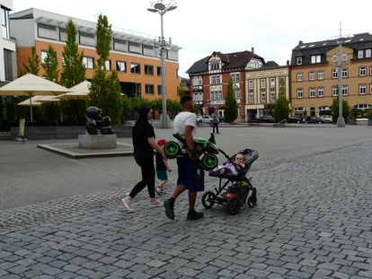 A family walks through the center of Sonneberg, on June 15, 2023 

