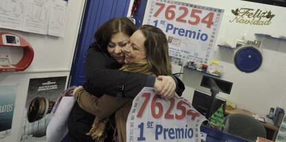 Lorena Siraudiera and Loli Láinez, the administrators of the two lottery outlets in Monforte de Lemos that sold the winning tickets for the first prize in El Niño draw.