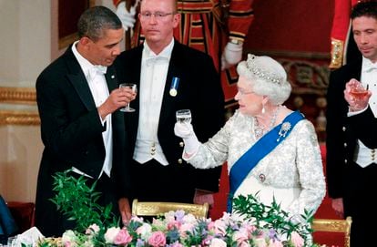 Queen Elizabeth II toasts US President Barack Obama at an official dinner in 2011.