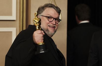 Guillermo del Toro celebrates with the Oscar for Best Animated Feature Film for "Guillermo del Toro's Pinocchio" at the Dolby Theater in Los Angeles (California).