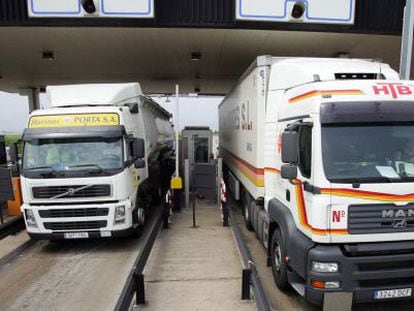 Two trucks at a toll plaza on the AP-7 highway between Castellón and Oropesa.