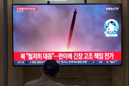 A TV screen shows a report of North Korea's missile launch