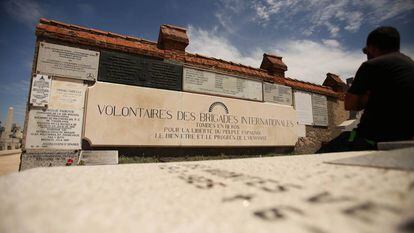 Plaque commemorating fallen International Brigades volunteers in Fuencarral cemetery.